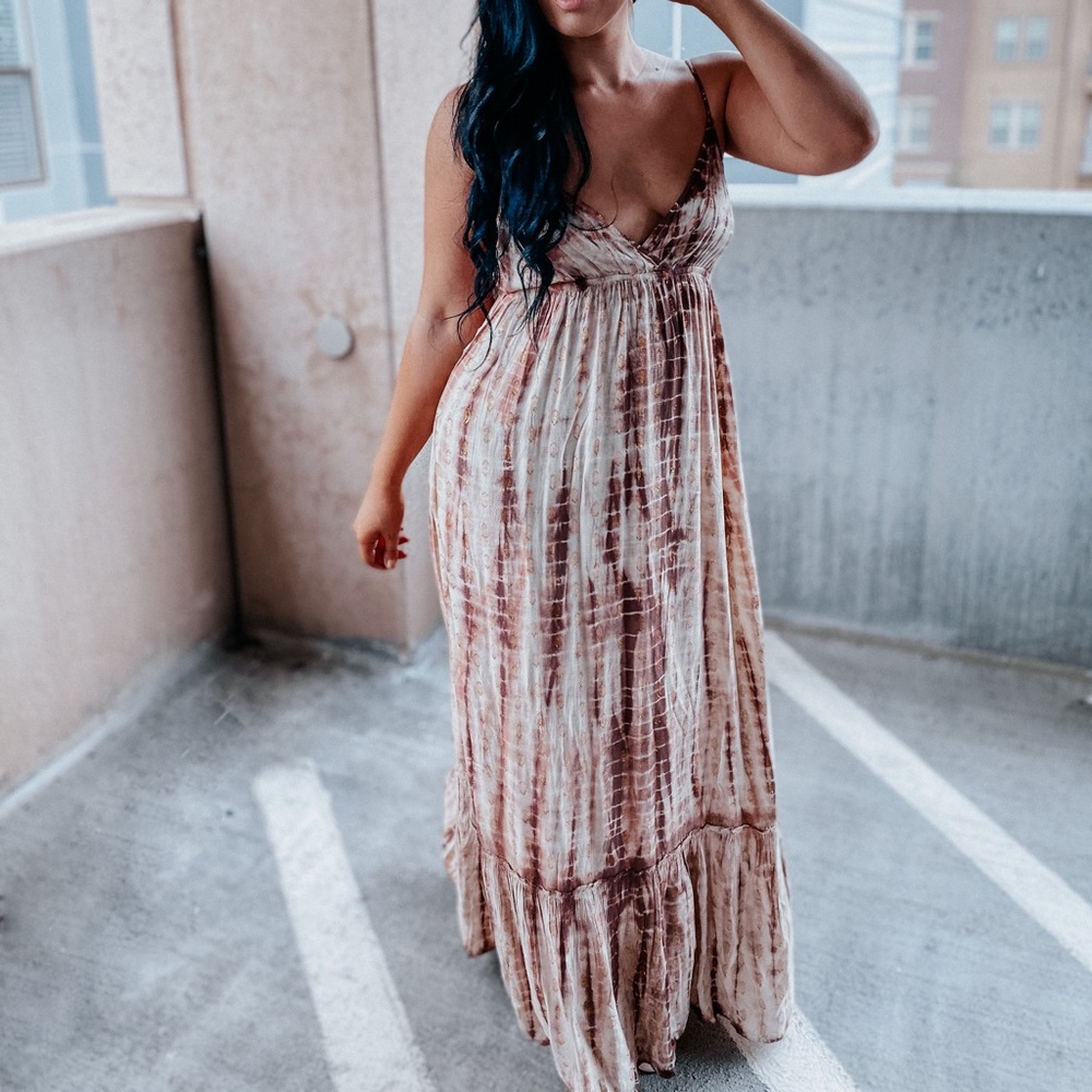 Elegant Tie-Dye Maxi Dress
